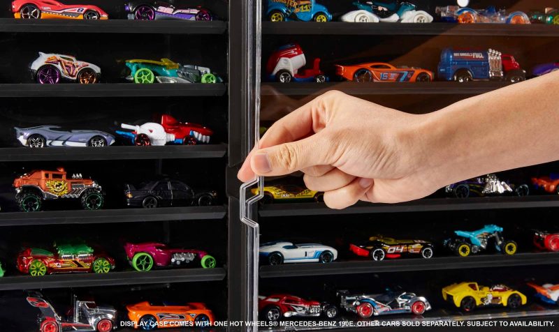 Hot Wheels Display Case with Exclusive Mercedes-Benz 190E 1:64 Scale Sports Car - 图片 2