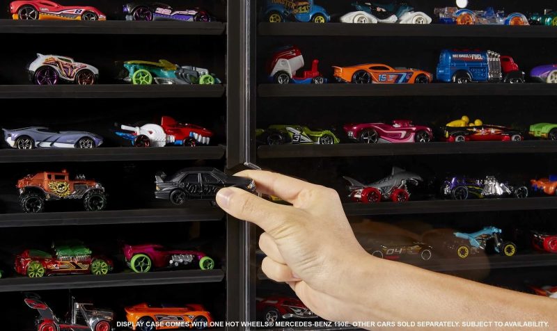Hot Wheels Display Case with Exclusive Mercedes-Benz 190E 1:64 Scale Sports Car - 图片 5
