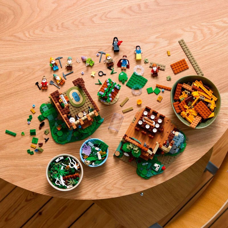 LEGO – Disney Snow White and the Seven Dwarfs’ Cottage Build and Display Set 43242 - Image 5
