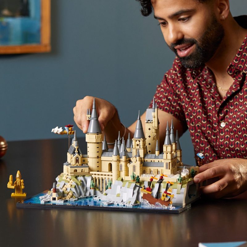 LEGO – Harry Potter Hogwarts Castle and Grounds Wizarding Building Set 76419 - Image 2