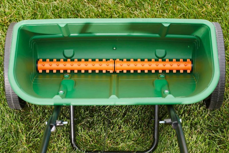 Scotts 32-lb Turf Builder Classic Drop Fertilizer Spreader - Image 15