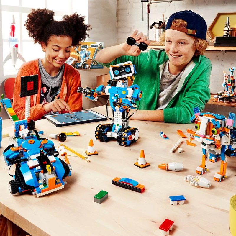 LEGO Boost Creative Toolbox 17101 Building and Coding Kit (847 Pieces) - Image 4
